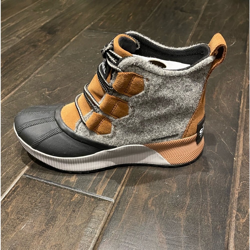 New With Tags Sorel Women’s Out N About III Classic Booties